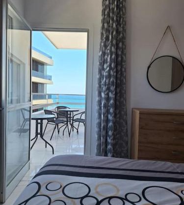 Luxury one bedroom - seafront