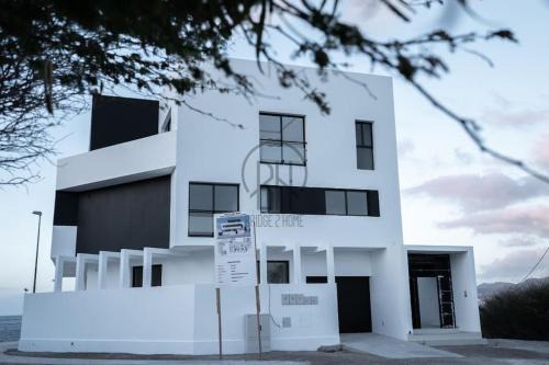 Luxury Penthouse with Private Pool, Ocean, City & Mountain view 6 Pers 2 BR