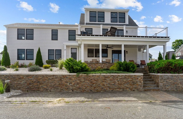 Luxury Water View-Walk to Beach-Central Air 4 Bedroom-Newly Remodeled Sleeps 10