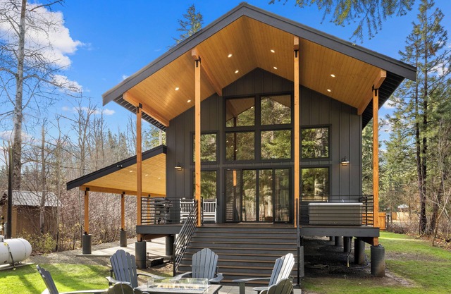 Luxury Yakima River chalet with hot tub, large game loft with pool, poker tables