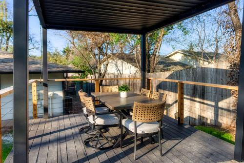 Luxury Zilker Home Pool Hot Tub and 2 Kitchens