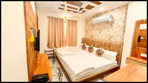M S HOTEL PREMIUM Near Mahakal Temple And Railway Station - Air Conditioned hotel, LIFT And WIFI - A Top Premium Hotel