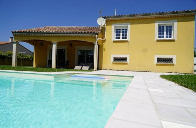 Magnificent villa with swimming pool and jacuzzi