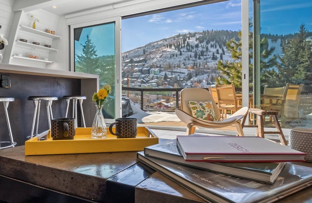 Mainstreet Masterpiece | Stunning Views! | Hot tub! | Walk to Downtown