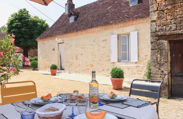 Maison périgourdine en pierre avec cheminée et internet, dans un cadre paisible - FR-1-616-239