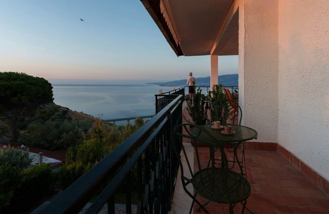 Maison Stalettì, between sky, sea, and prickly pears
