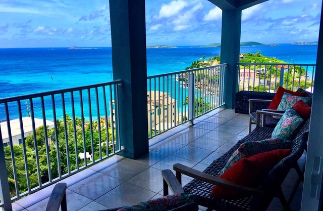 MANGO MOJO: Spacious Luxury Penthouse; Endless Sea Views; Pool; Walk to Town!