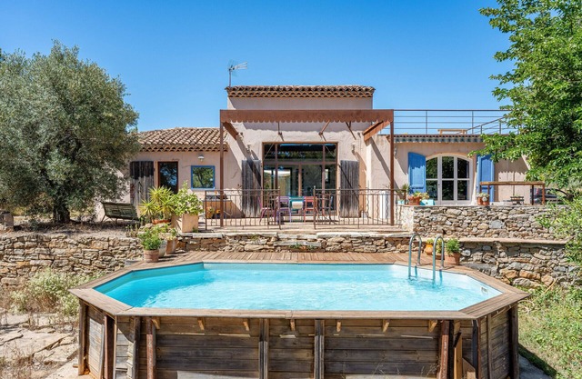 Mas Grasco. Pool solarium. 8 mins from the beaches