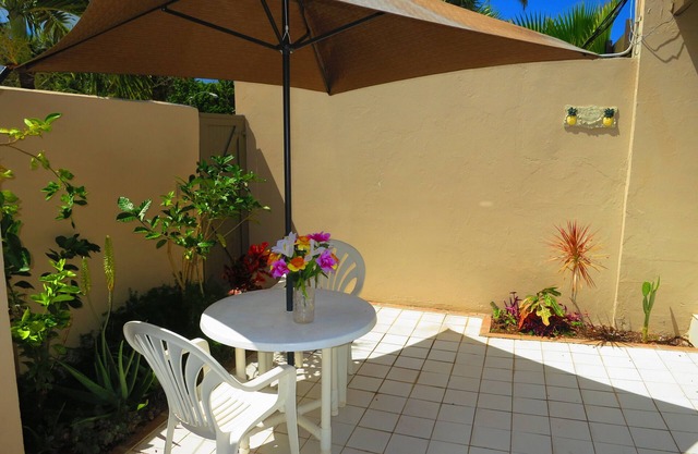 Master Garden Bedroom adjacent to Margaritaville. 50m To The Beach
