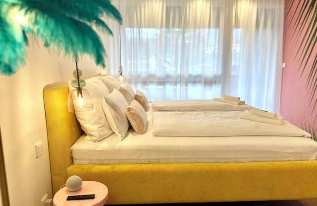 Miami Vice apartment/balcony/river & mountain view