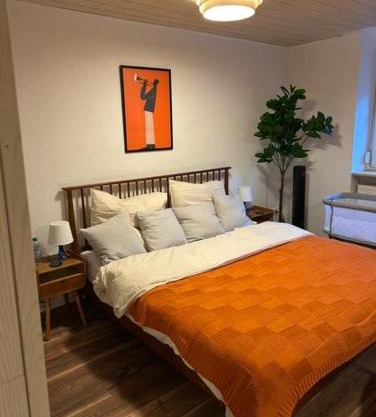 Mid Century 2 Zimmer Voll ausgestattete Kuche 75 Zoll TV Kingsize