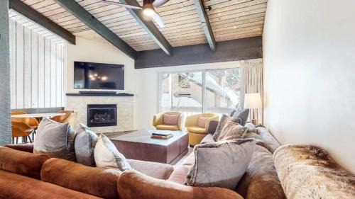 Mid Century Modern Cabin #212 - Walk to Village