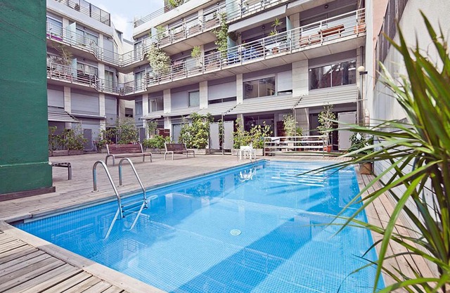 Mid-term rentals in Barcelona with Swimming Pool