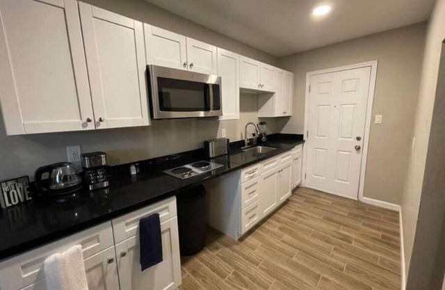 Midtown 1BR – Stylish Unit D