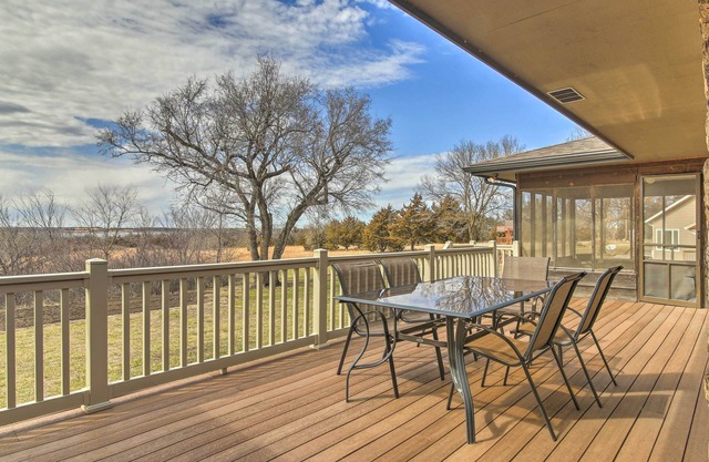 Milford Lake Vacation Rental: Walk to Beach!