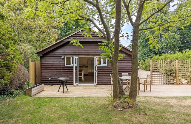 Millside, Bosham - a bungalow that sleeps 4 guests in 1 bedroom