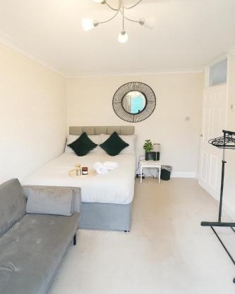 Modern 2-Bedroom London Base - 15 mins to Central London - Next to East Croydon Station - Sleeps 5