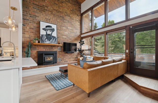 Modern 2B/2B Condo in Prime Eagle-Vail Location; golf course, pool, tennis!