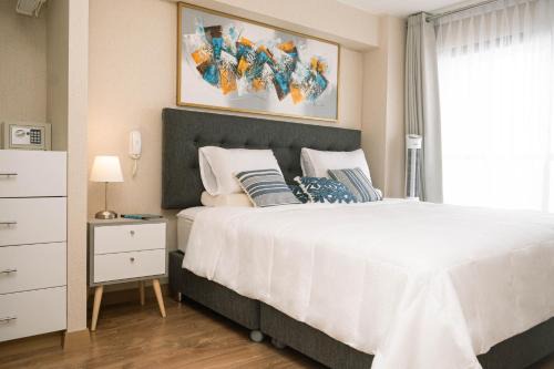 Modern 3BR 2BA Apt Gym and Parking Near Real Plaza, UP and Trendy Cafés