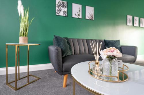Modern 3BR Home, Sleeps 5, Contractor Stay -Friendly, Near M25, Free Parking