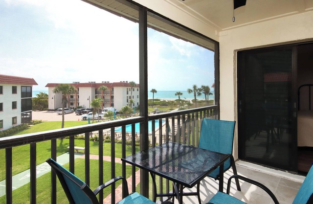 Modern 3rd story beachfront condo on Sanibel Island - Sandalfoot 2D3