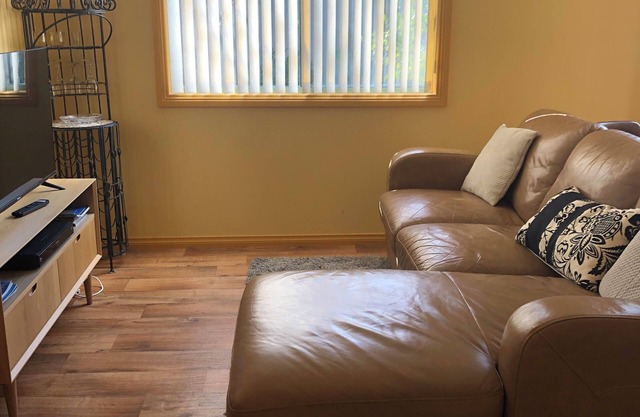 Modern and cozy Unit with Fast WiFi internet and Netflix included!