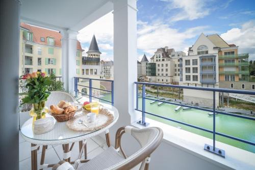 Modern Apartment with River View, Near Paris