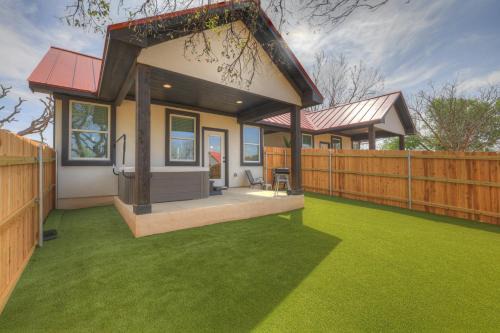 Modern Casita with Hot Tub – Six Minutes from Main Street