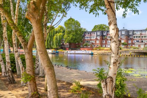 Modern flat, 10 Mins to Central London & Hotspur stadium with Parking and Super fast WIFI