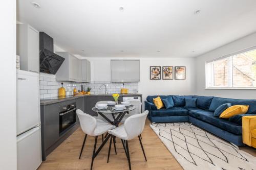 Modern home, Contractors friendly with 2 free parking spaces