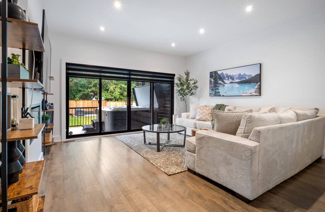 Modern home with Hot-tub, Centrally located in Niagara Falls
