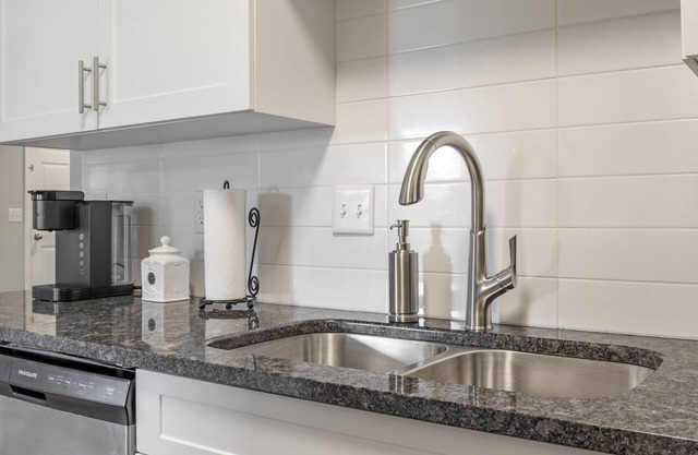 Modern homey Suite, close to all attractions in downtown Springfield. .