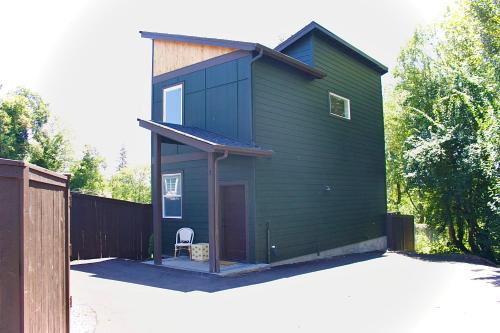 Modern New Build Home 5 min from downtown