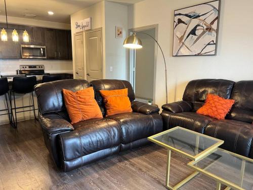 Modern Oasis Retreat 2BR/2BA 5 min Airport
