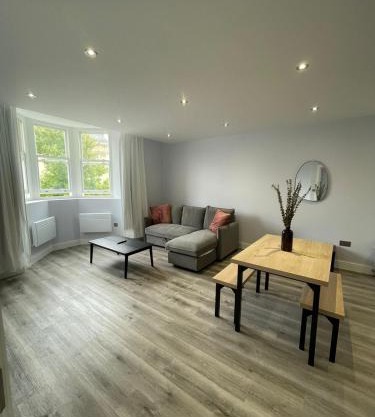 Modern Square Flat - En-Suites - Luxury - 6 Guests
