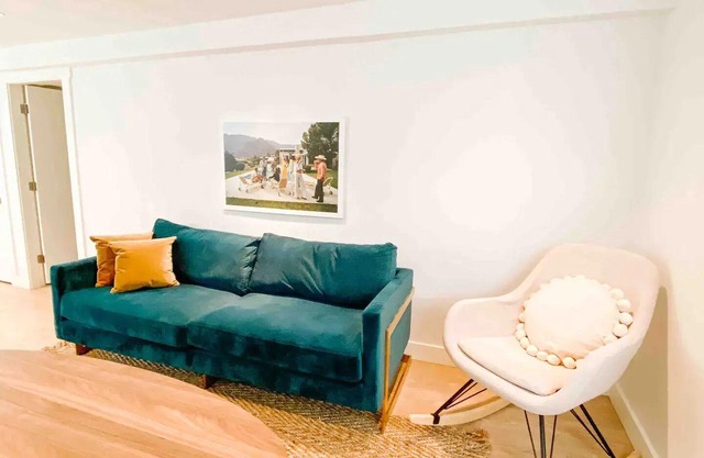 Modern Strathcona Heritage Home Garden Level 2br/2ba