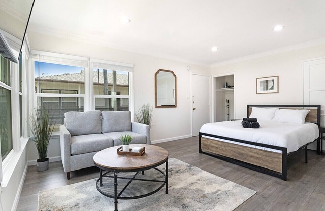 Modern Studio Apartment in Prime Location