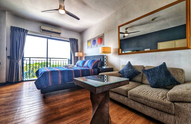 Modern Studio w/Rooftop Pool Near Clark