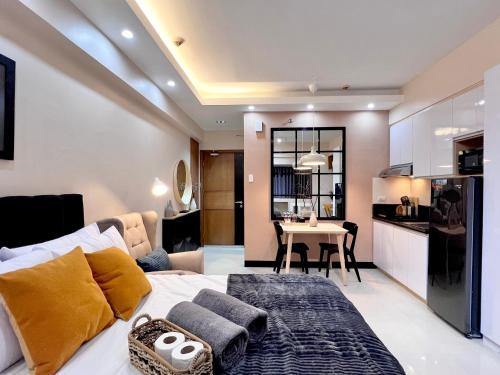 Modern Studio with 200mbps Internet in McKinley Hills
