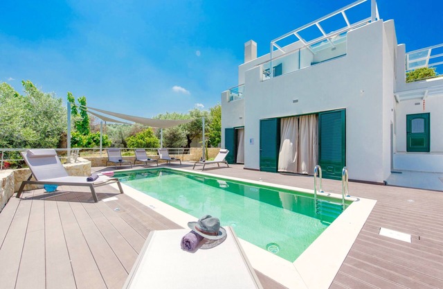Modern, stylish villa with 3 bedrooms, private pool and air-conditioning