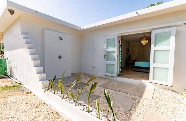 Modern Tropical Home w/Outdoor Shower/5 min Beach