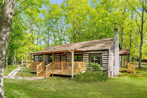 Modernized Log Cabin w Hot Tub Fire Pit & Views