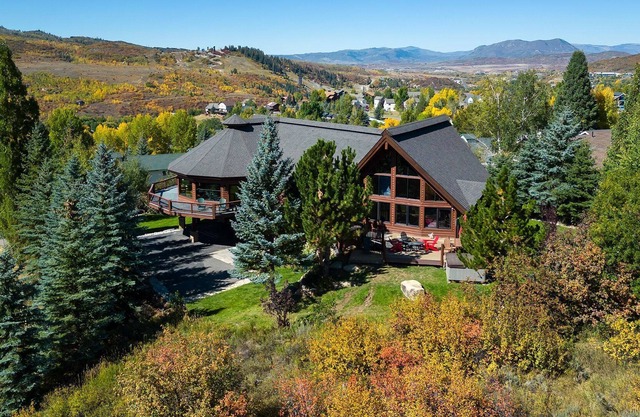 Moose Meadows Lodge: Huge Views, billiard room, massive great room, theater room