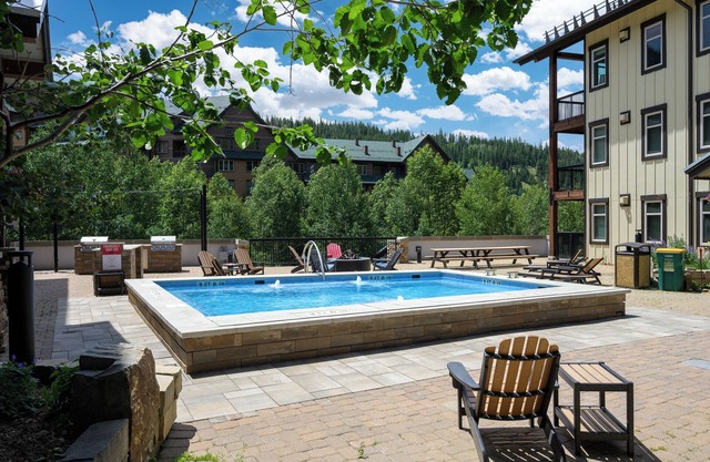Mountain condo steps to slopes w/balcony views