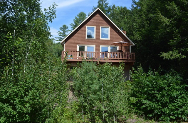 Mountain foliage views! 5 mins to Storyland, shopping, great location
