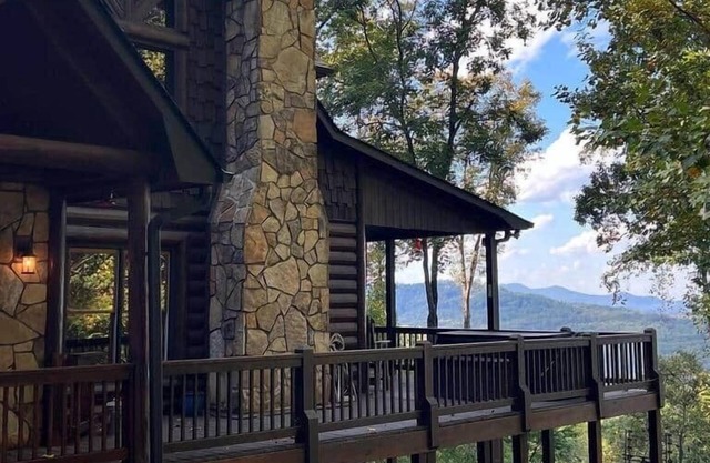 Mountain Luxury: Stunning Blue Ridge Views, Premium Beds, Hot Tub, Movie Theater