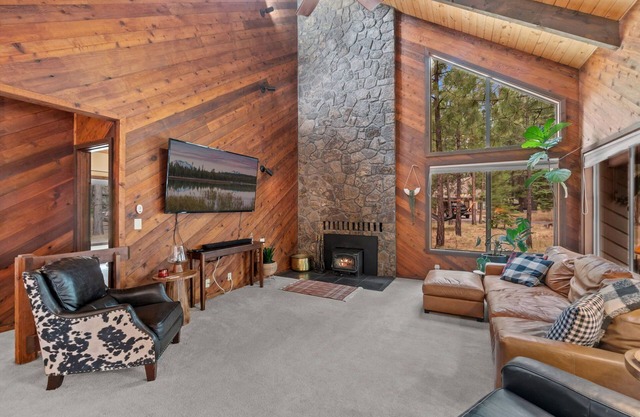 Mountain Modern Retreat at Black Butte Ranch – 4BR/3BA w/Loft & Deck