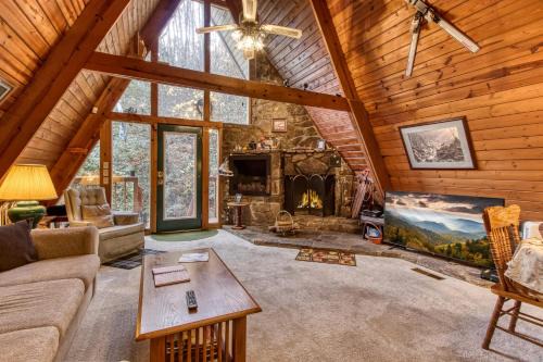 Mountain Springs Chalet - Cozy, Private, Original A-Frame Chalet with access to Buckberry Cree, Views of the Hardwood Forest, very close to Ober Gatlinburg, the Great Smoky Mountains National Park, and Downtown Gatlinburg in the Smokies