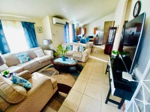 Mountain View Haven- 3 mins to the beach