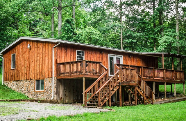Mountaineer Cabin 5 - 3 Bdrm with Hot Tub close to New River Gorge National Park